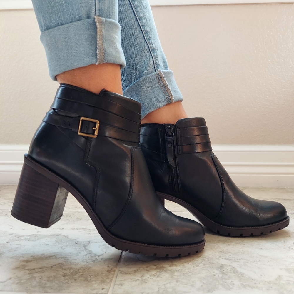 CLARKS Black Leather Boots Size: 7M US